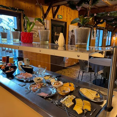 Logis Le Cairn Hotel 3*
