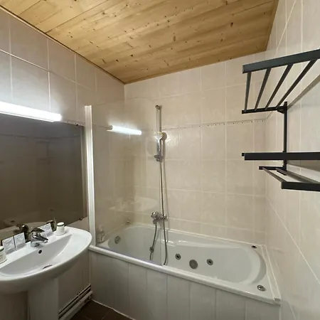 Logis Le Cairn Hotel 3*