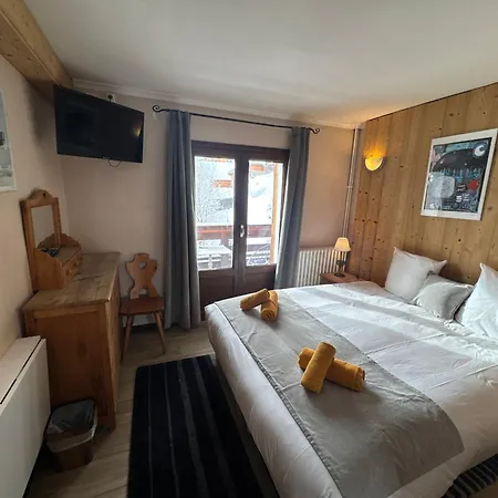 Logis Le Cairn Hotel