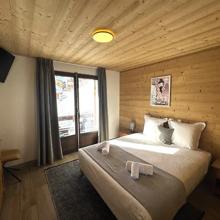 Logis Le Cairn Hotel 3*
