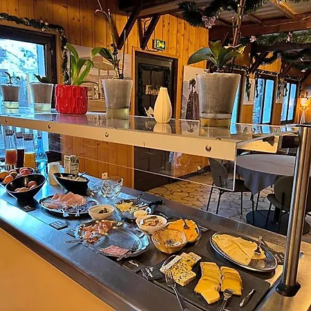 Logis Le Cairn Hotel 3*
