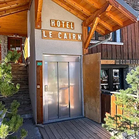 Logis Le Cairn Hotel 3*